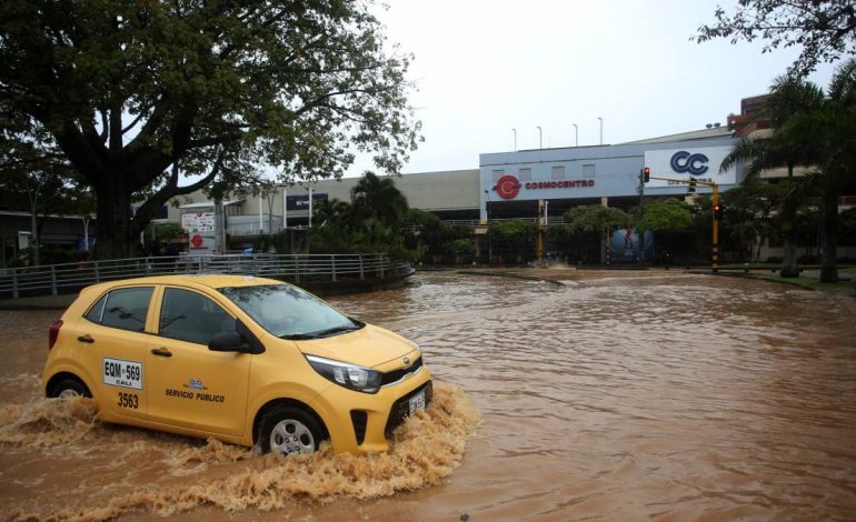  Un automóvil, atrapado en inundaciones y había un riesgo cerca del río Pance

 – En un click