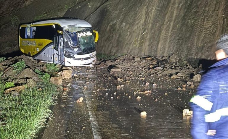 Tragedia en Santander: una gran roca cayó en un autobús en una carretera nacional y mató a un viajero de 24 años
