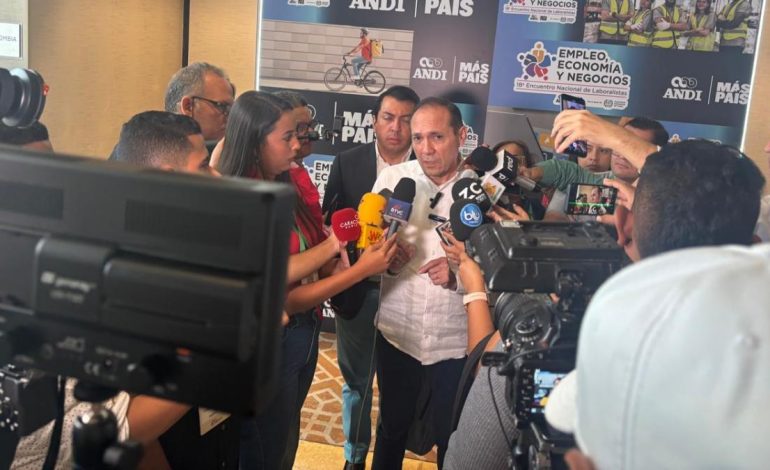 El ministro Sanguino denuncia las «maniobras perversas de Cepeda para bloquear la reforma laboral y la consulta popular