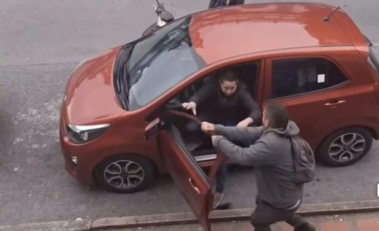  Rechazan brutal golpear a un motociclista contra el conductor de un automóvil en hierba, aparentemente, por una burla

 – En un click
