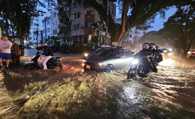 Aguacero volvió a poner una buena parte de Cali: hay inundaciones y una fuerte congestión de la carretera