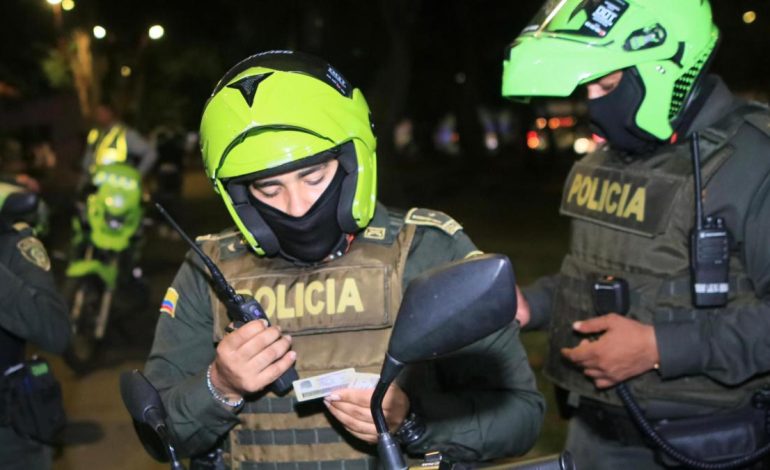  Cayó un adolescente para estar atento con un arma de fuego contra un hombre y su hija de 2 años

 – En un click