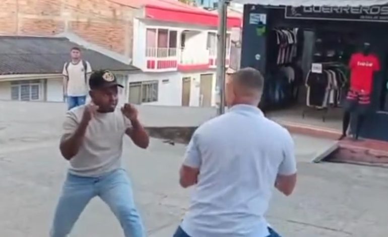 Consejero y funcionario de la Oficina del Alcalde de El Patía, Cauca, trenzada a los golpes en la calle