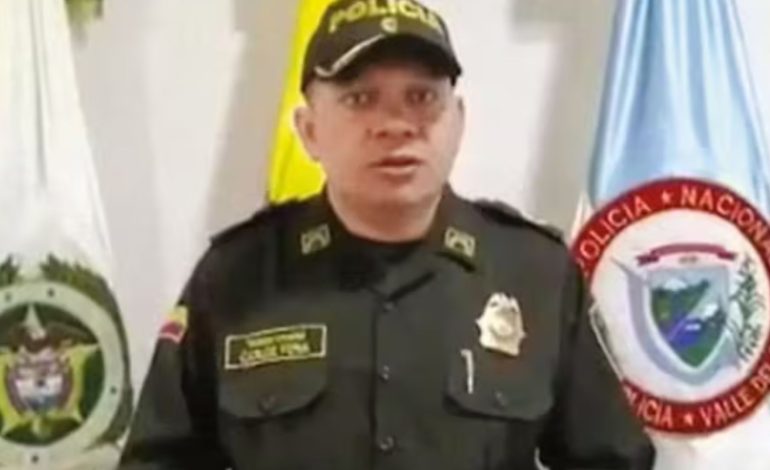  El congresista de la República solicita retirar el reconocimiento diplomático del miembro de la Alta Policía, que participa en el ex ministro de Relaciones Exteriores de Chuzadas, Laura Sarabia.

 – En un click