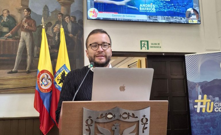  El concejal Andrés Barrios Bernal dice que los estudiantes escolares pierden 14 días al año en el norte de Tranconi en Bogotá

 – En un click