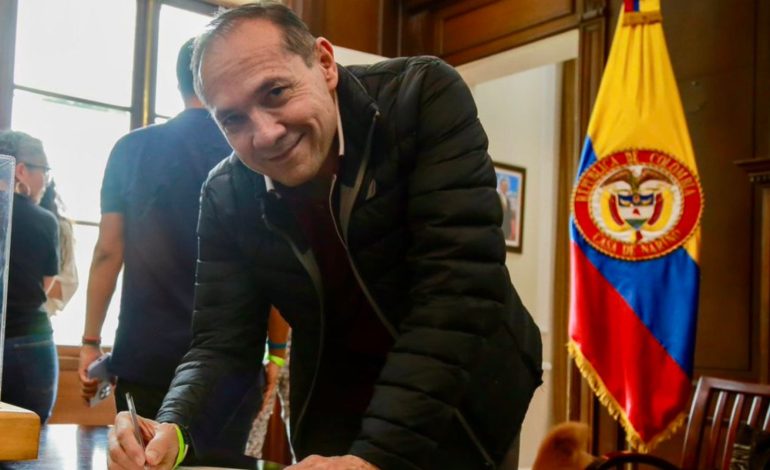  El ministro de Trabajo, Antonio Sanguino, firma una nueva regulación regulatoria sobre la reforma de las pensiones