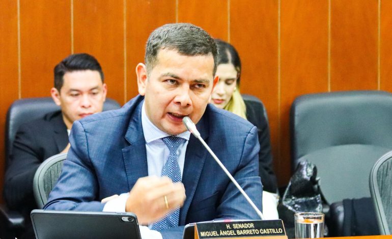 Cubriendo a Miguel Ángel Barreta en la superintencia de los servicios públicos