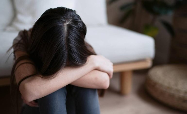  El padre abusó sexualmente de su hija de 16 años y amenazó con retirarla

 – En un click