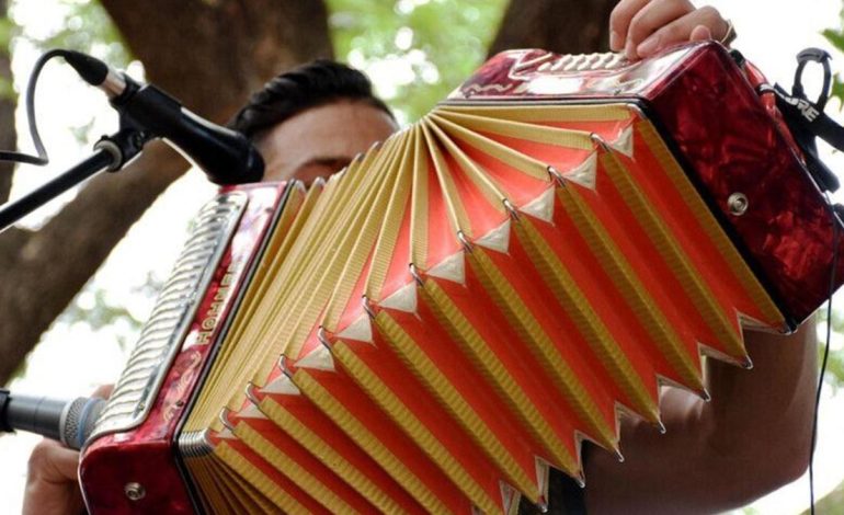 En este momento Valledupar corona un nuevo rey de Vallenato