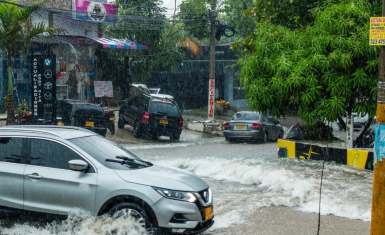 Las fuertes lluvias en Barranquilla causan emergencias debido al desbordamiento de las corrientes e inundaciones