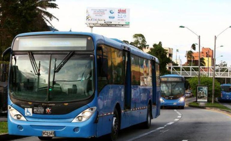  Motociclista que transportó a Menor sin un casco atacó verbalmente al conductor de la mina en Cali

 – En un click