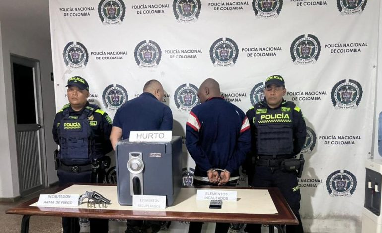  Por lo tanto, la policía capturó a dos ladrones de una caja fuerte, entre disparos

 – En un click