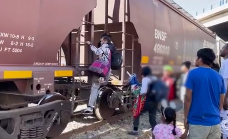  ¿Pueden los residentes permanentes ser deportados en los Estados Unidos? Esto dice la ley – 

 – En un click