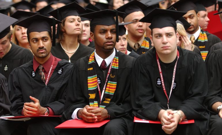  Infame: Trump ataca a Harvard y exige datos de sus estudiantes njeros – 

 – En un click