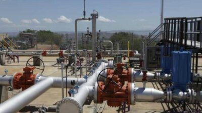  Atacan una tubería en el este de Colombia y contaminan el agua de un río con petróleo

 – En un click