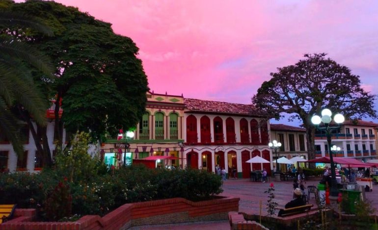  Esta es la ciudad colonial de Antioquia que se enamora de su clima, museos, historia y paisajes.

 – En un click