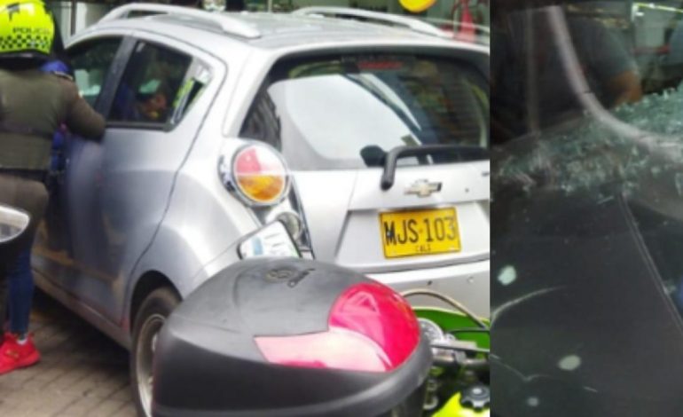 El auto terminó dentro de un almacén y una persona resultó herida; Este fue el incidente

 – En un click