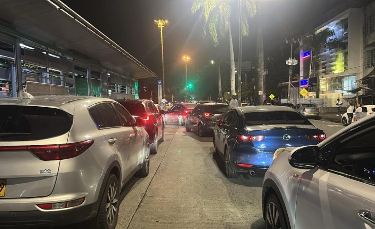  Multas a los propietarios de más de 60 autos por estacionarlos en el carril exclusivo mío, mientras eran rumba

 – En un click