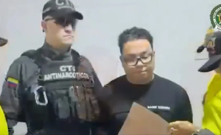  They capture Alias ​​’Máximo’ in Medellín, leader of the Gulf clan and indicated by the murder of a peasant leader
 – En un click