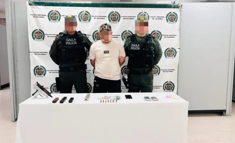 Una operación contra la extorsión en Cartagena terminó con el descubrimiento de un arma de subestimación y municiones de tipo mini-Uzi
– En un click