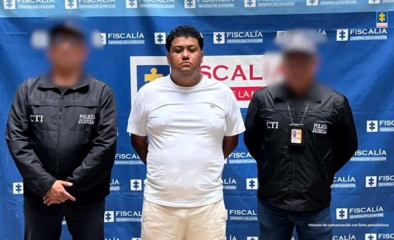  El agente de tráfico de Medellín solicitó una suma millonaria a cambio de posiciones falsas en la secretaría de movilidad

 – En un click