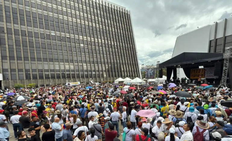 Este es el ambiente en el Alpujarra, en Medellín, para el evento de paz urbano del presidente Gustavo Petro
– En un click