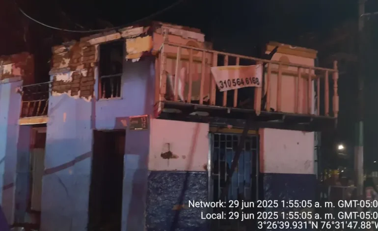  Voraz incendios consumieron un inquilino y parte de una casa en el centro y en el este de Cali: una persona murió

 – En un click