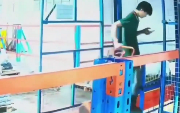  Por caminar en el teléfono celular, un trabajador casi va al cielo; El absurdo accidente laboral se registró en China – 

 – En un click