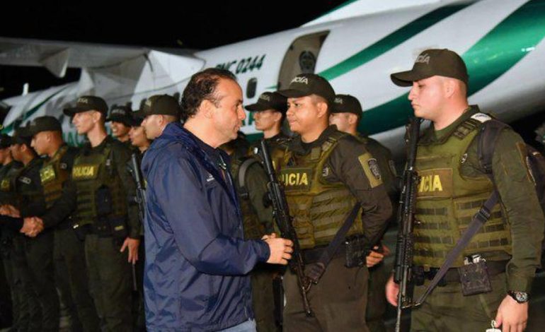  Alejandro Eder, después de recibir 100 oficiales de policía

 – En un click