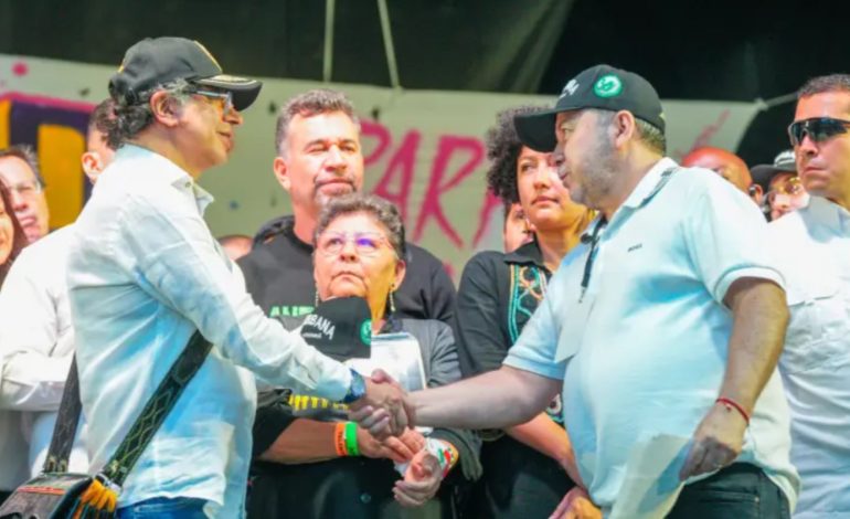  Armando Benedetti defiende el acto público del presidente Petro con delincuentes cerrados en Medellín

 – En un click