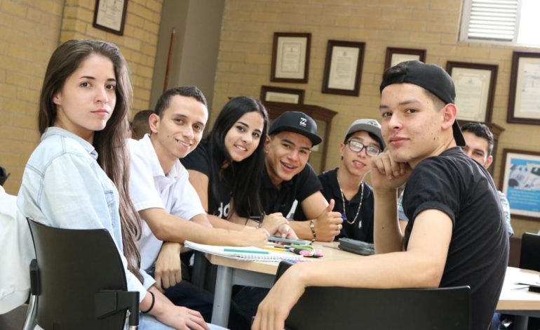 «Los jóvenes no creen en los partidos políticos», revela el estudio de Fescol
– En un click