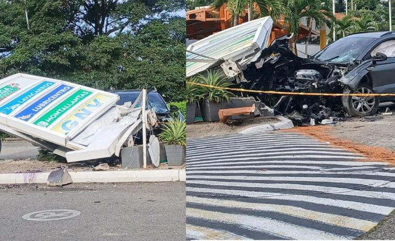 El conductor chocó con las cercas del anuncio de una estación de servicio

 – En un click