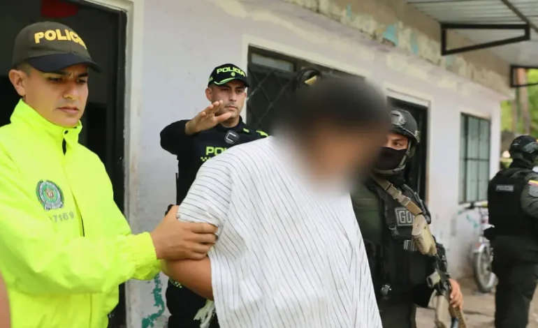  En manos de la justicia, también conocida como Julieta, la reina del Sicariato en la región de Ariari, en la línea de meta

 – En un click