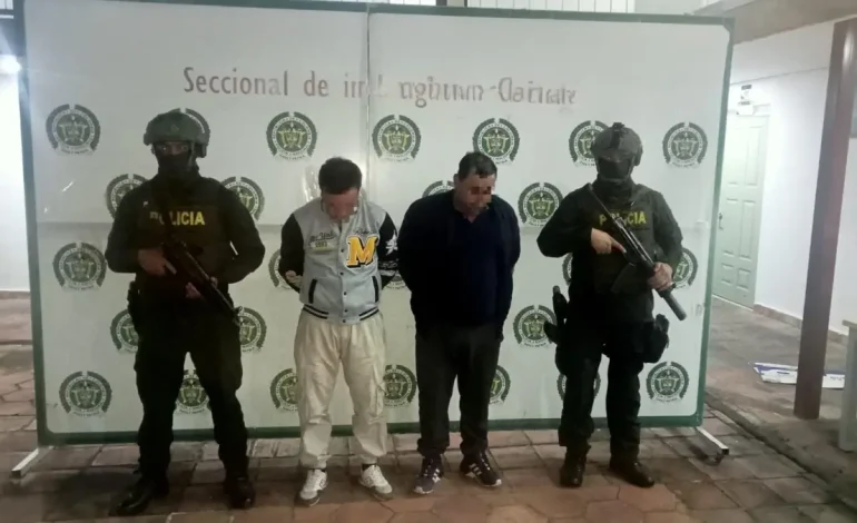  Encuentran un camión cargado de rifles, municiones y uniformes militares

 – En un click