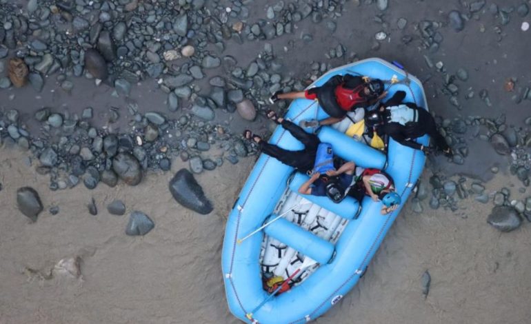  Este fue el dramático rescate de dos turistas, de los 29 que naufragaron en el río Güujar

 – En un click