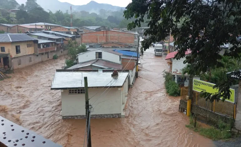  Las calles eran ‘arroyos’ de Torrentos en 2 municipios del valle

 – En un click