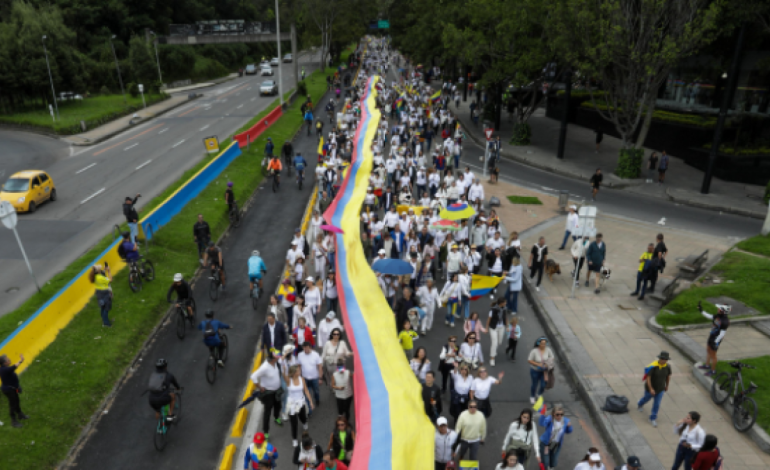  Marchas por todo el país después del ataque contra Miguel Uribe Turbay

 – En un click