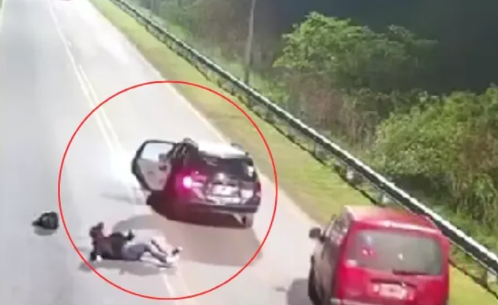 Young Man se arrojó de un automóvil en movimiento después de la desviación de la ruta por el conductor de la aplicación en Berisso –
– En un click