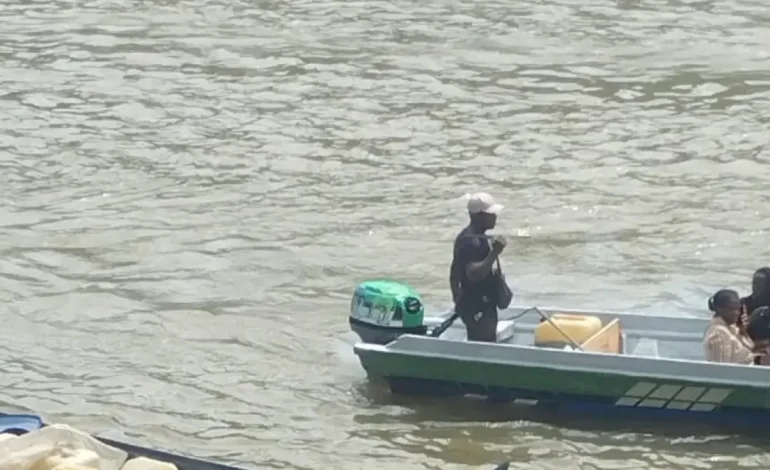  Un bote nando natuce y dejó a tres personas desaparecidas.

 – En un click