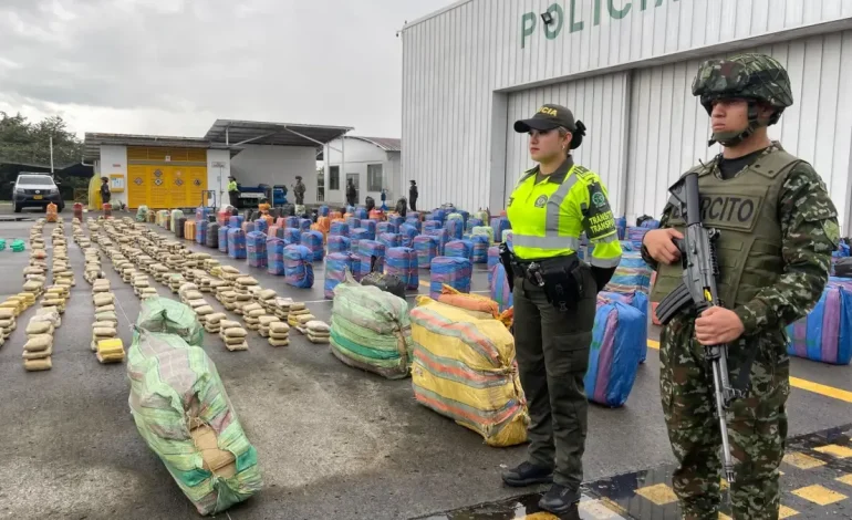 Una tractocamión volcada en Tuluá y tenía cuatro toneladas de marihuana escondida en paquetes de papa
– En un click