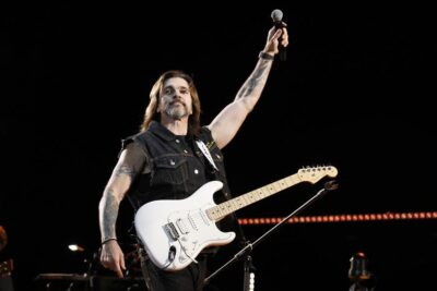  Juanes celebra sus éxitos en el rock latino con un concierto en el Hollywood Bowl

 – En un click