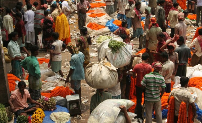  En India hay ciudades que tienen 40ºC en la calle a las 10 de la mañana. Entonces han comenzado a vivir por la noche

 – En un click