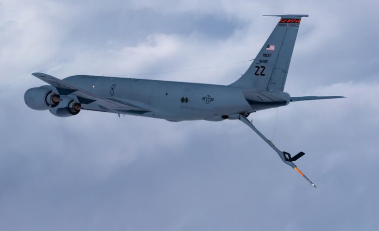  El KC-135 ha estado reproduciendo aviones durante décadas. Ahora Estados Unidos quiere que también lance drones para protegerse

 – En un click