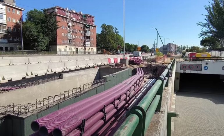 Hay un YouTuber que transmite las obras de SoTerration de la A-5 en Madrid. Y hay miles de personas enganchadas
– En un click