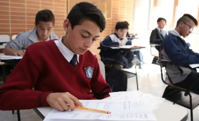  Regrese a las clases para las escuelas públicas en Bogotá después de las vacaciones de mediados de los años

 – En un click