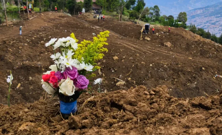  Recuperaron tres cuerpos más de víctimas fatales de deslizarse en Bello; La cifra de muerte aumentó a 25

 – En un click