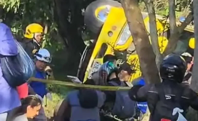  El autobús volcó y una persona murió; Hay más de una docena de lesionados

 – En un click