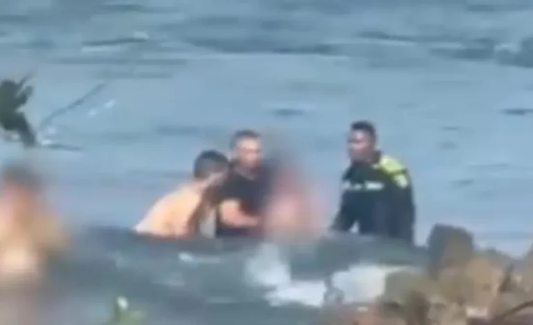  El agente policial arriesgó su vida cuando se lanzó al mar para rescatar a un padre e hija en Chocó

 – En un click