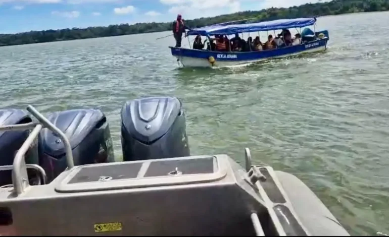  Los hombres armados los interceptaron en el mar y robaron su bote

 – En un click