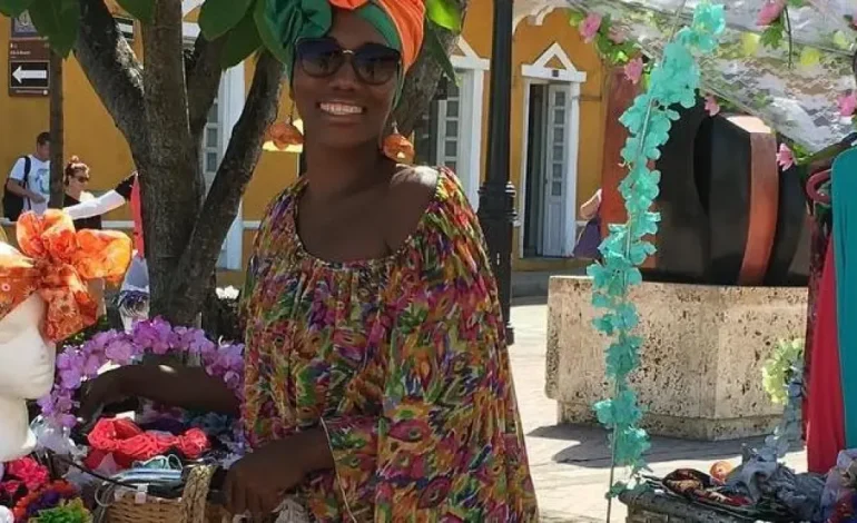  Rosmery Medrano, reconocido vendedor de turbantes en el centro de Cartagena, solicita el diálogo y las reglas claras para continuar trabajando sin ser desplazados

 – En un click